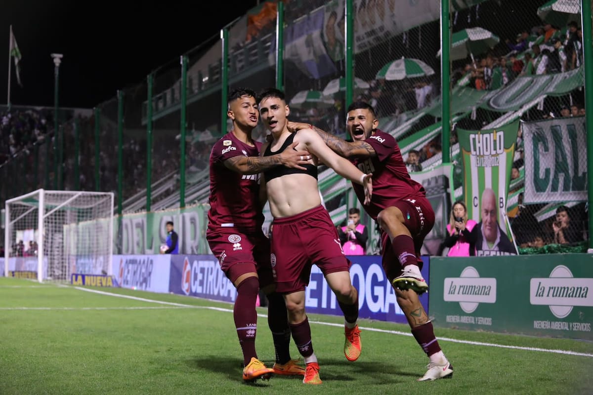 El festejo de Franco Orozco, que se sacó la camiseta de la felicidad (entre Aguilar y Facundo Pérez); el delantero hizo el 2-0 de Lanús ante Banfield en el clásico del Sur