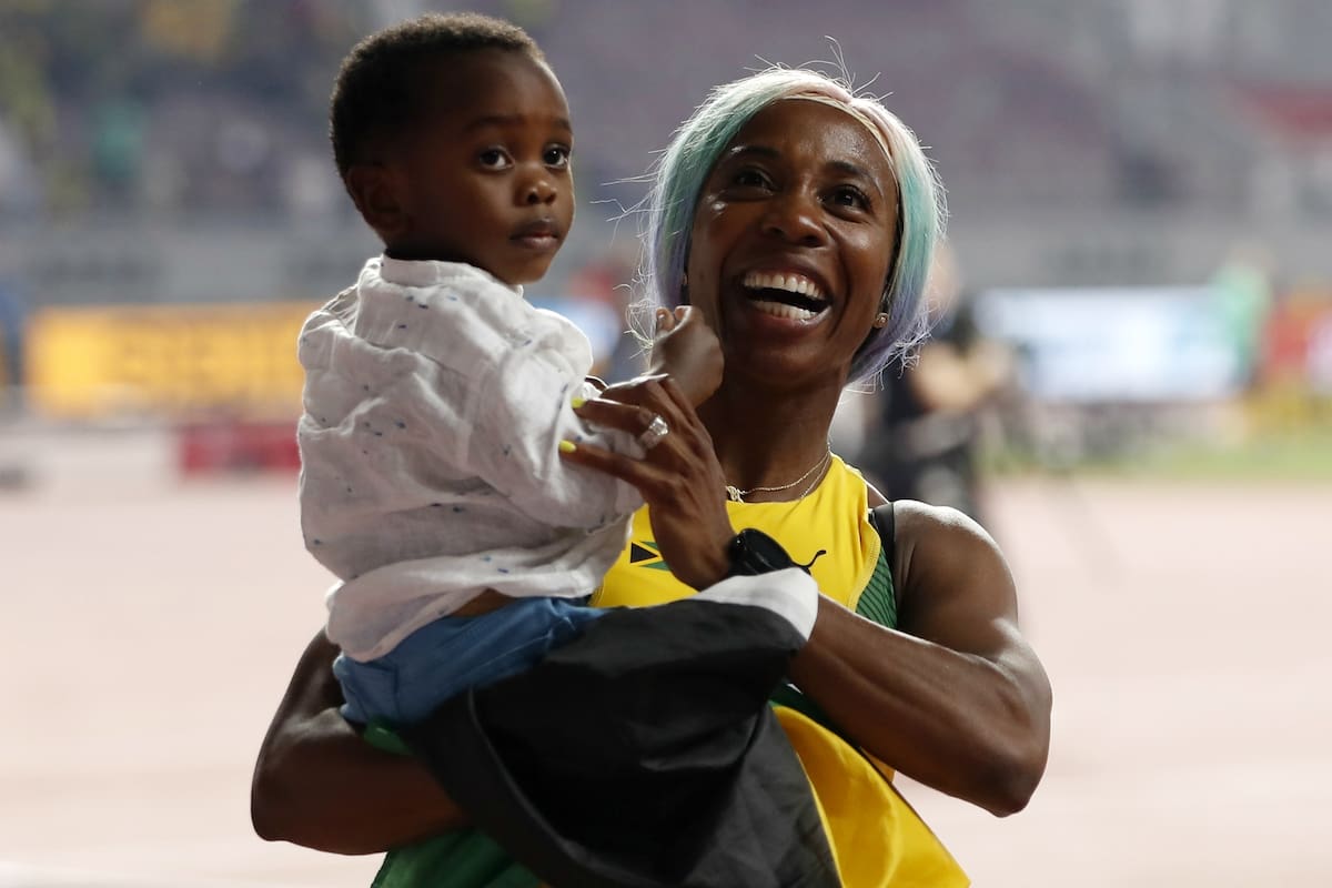 El festejo de Fraser-Pryce con su hijo Zyon, en Doha