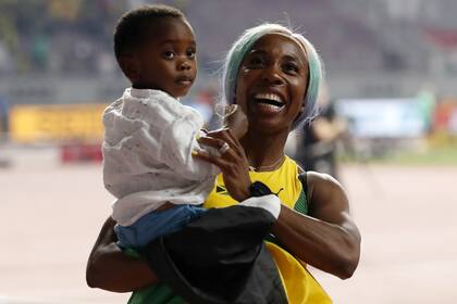 El festejo de Fraser-Pryce con su hijo Zyon, en Doha