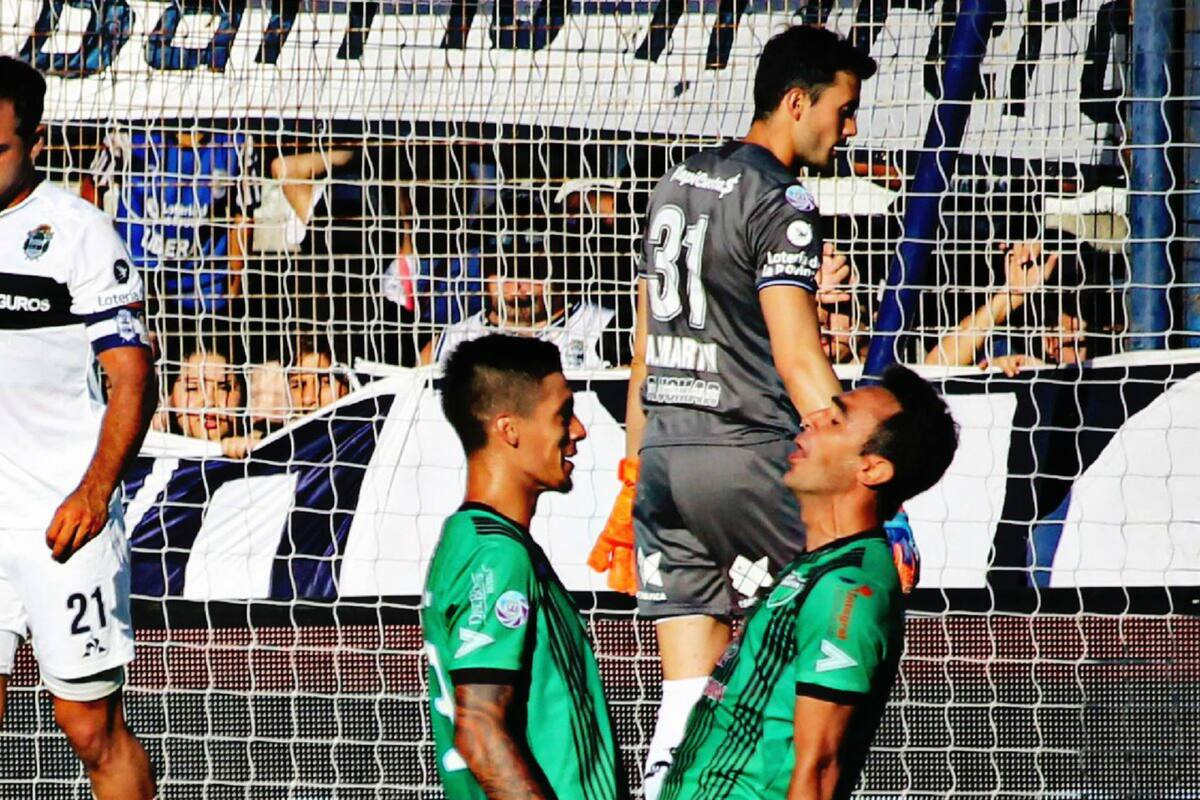 El festejo de Gelabert (der.), un ex Estudiantes que anotó para los sanjuaninos ante el Lobo