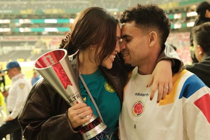 El festejo de Geraldine Ponce junto a Luis Díaz y el premio a mejor jugador del partido