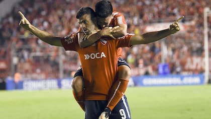 Gigliotti marcó el empate parcial y Barco se le trepó en el festejo