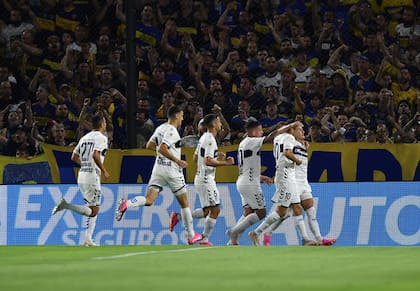 El festejo de Gimnasia, con el espectacular fondo de la Bombonera