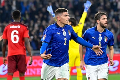 El festejo de Giovanni Di Lorenzo tras anotar el gol italiano en el 1-1 del equipo azzurro ante Suiza, por las eliminatorias europeas; ambos equipos definirán el único pasaje directo al mundial de Qatar en la última fecha del grupo C.