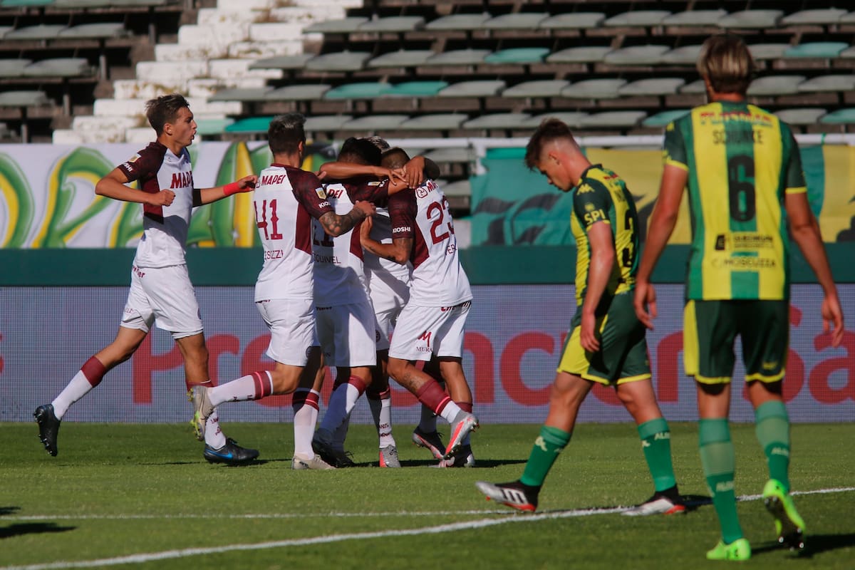 El festejo de gol de Matías Esquivel, de Lanús, durante el partido que disputan con Aldosivi.