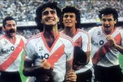 El festejo de gol de Norberto Alonso en la Bombonera, en un partido histórico