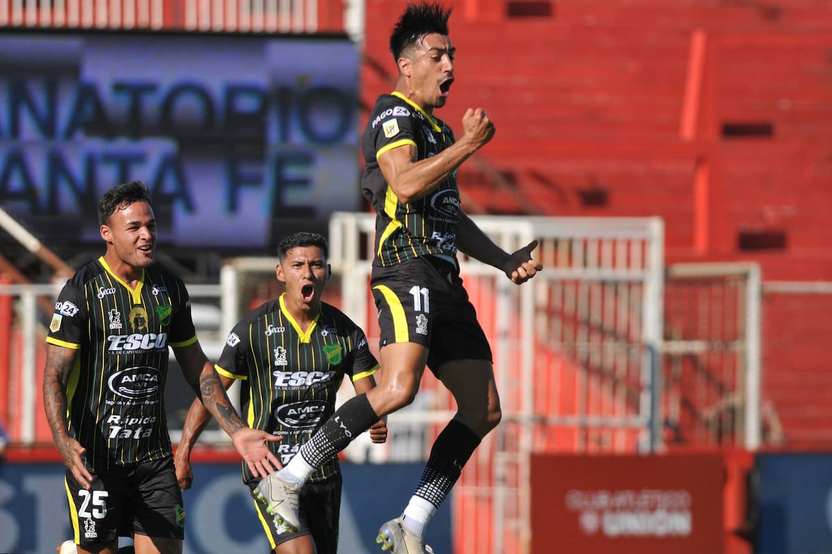 El festejo de gol Washington Camacho, de Defensa y Justicia, durante el partido que disputan contra Unión de Santa Fe.