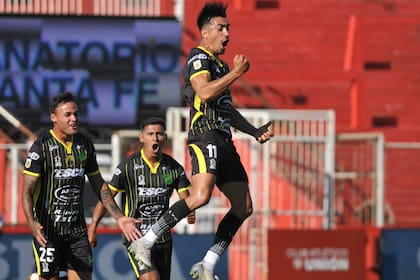 El festejo de gol Washington Camacho, de Defensa y Justicia, durante el partido que disputan contra Unión de Santa Fe.