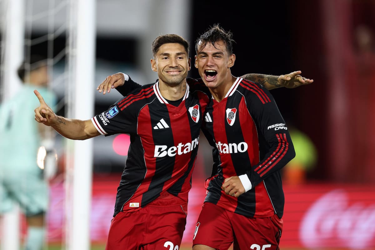 El festejo de Gonzalo Montiel, figura y autor del segundo gol, junto al joven Freitas