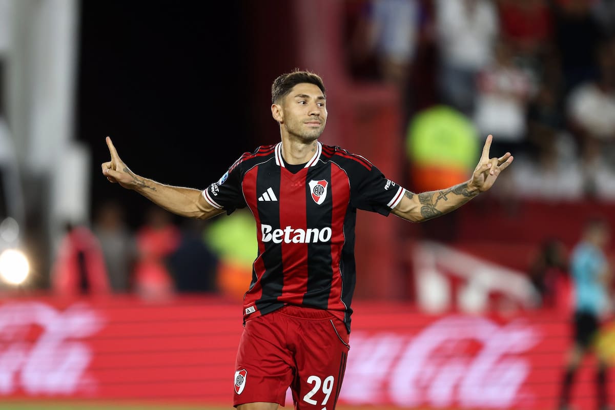 El festejo de Gonzalo Montiel, que marcó el penal que le dio la victoria al equipo de Chacho Coudet en su debut