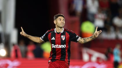 El festejo de Gonzalo Montiel, que marcó el penal que le dio la victoria al equipo de Chacho Coudet en su debut