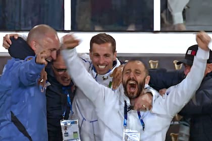El festejo de Gonzalo Quesada con su staff tras la primera victoria de Italia sobre Inglaterra