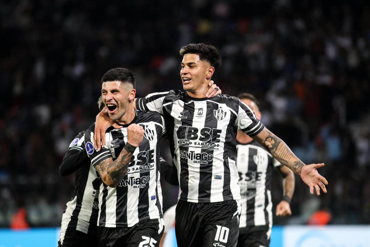 El festejo de Gonzalo Verón (10) al convertir el gol frente a Lanús que les dio el triunfo en el primer duelo de la llave de octavos, que se definirá en La Fortaleza el jueves próximo.