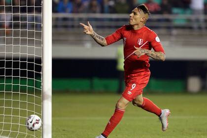 El festejo de Guerrero, autor de dos goles