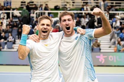 El festejo de Guido Andreozzi y Federico Gómez tras debutar en la Copa Davis con un triunfo en dobles, ante Corea del Sur