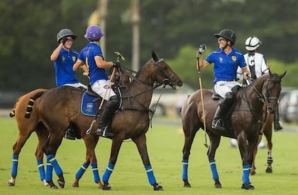 El festejo de Hilario Ulloa (derecha) con sus compañeros: Park Place a la final
