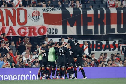 El festejo de Huracán en el Monumental tras abrir el marcador
