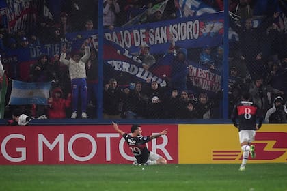 El festejo de Ignacio Russo, que marcó el segundo gol en el 3-0 de Tigre como visitante sobre Nacional, de Uruguay