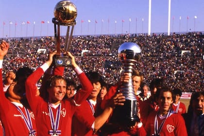 Enzo Trosero y Claudio Marangoni levantan los trofeos de Campeón, Pedro Monzón y Bochini, también aparecen en el festejo.