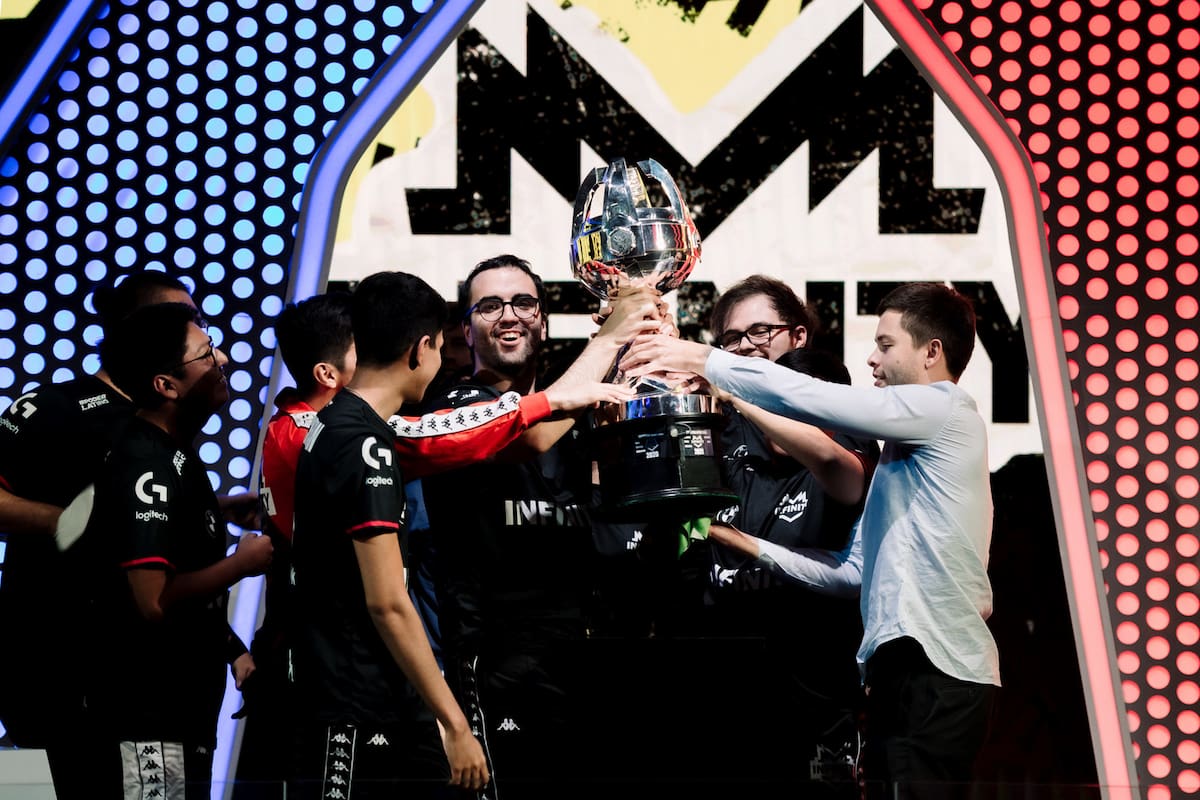 El festejo de Infinity esports, el equipo campeón de la Copa LLA