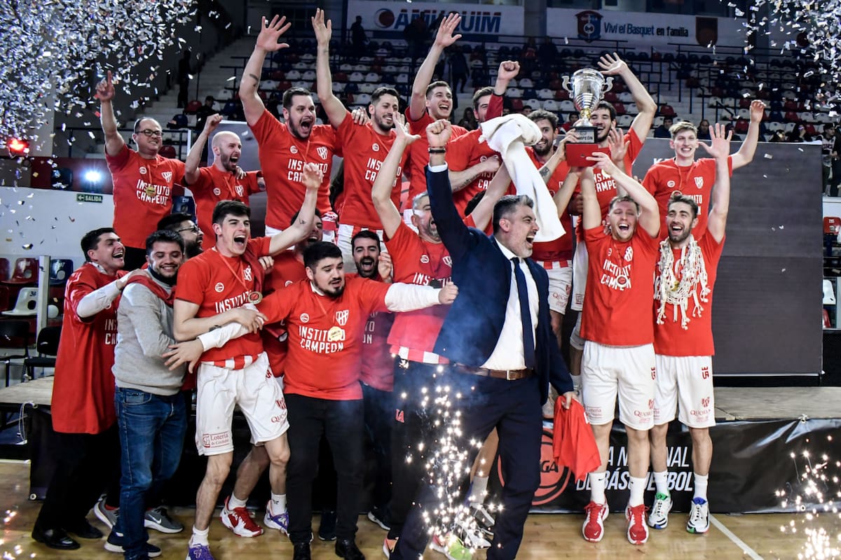 El festejo de Instituto; en primera fila, Lucas Victoriano, campeón de la Liga como jugador, primero, y ahora como entrenador