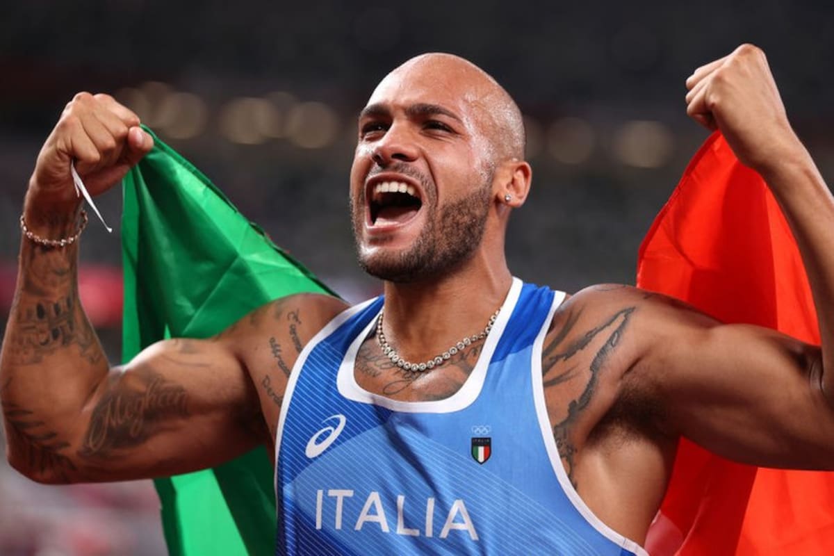 El festejo de Jacobs, de cara a una de las tribunas del estadio Olímpico de Tokio