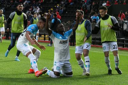 El festejo de Johan Carbonero, que puso en ventaja a Racing ante Colón en Santa Fe