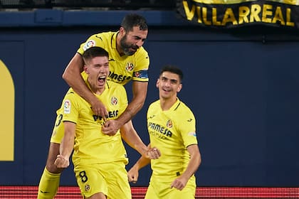 El festejo de Juan Foyth tras darle el gol del triunfo a Villarreal, que dio vuelta el partido contra Valencia por la liga de España.