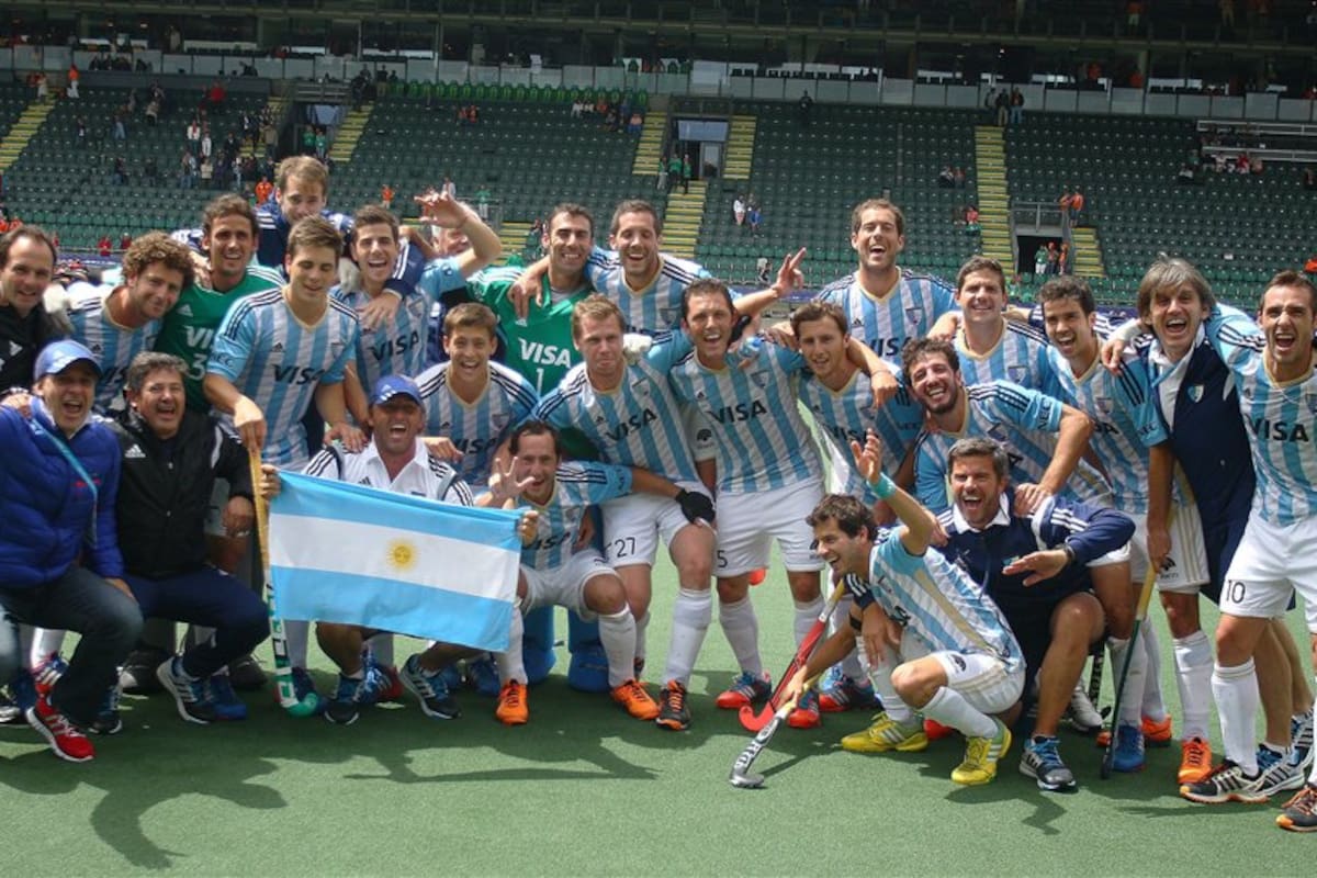 El festejo de jugadores y cuerpo técnico de los Leones, que en La Haya dieron un gran paso en la elite