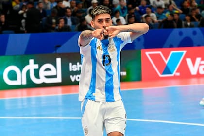 El festejo de Kevin Arrieta, que anotó dos penales en el 6-1 sobre Kazajistán en los cuartos de final