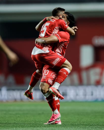El festejo de Kevin Gutiérrez con el lateral Sebastián Prieto