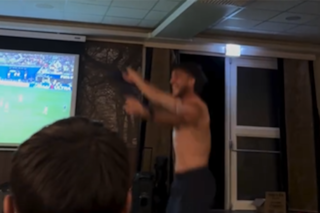 El festejo del hermano de Alexis Mac Allister en la concentración de su club en Bélgica y el saludo con su compañero inglés