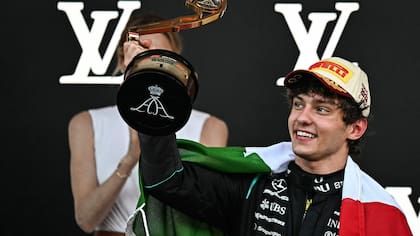 El festejo de Kimi Antonelli tras imponerse en el Gran Premio de Mónaco. (Photo by Gabriel BOUYS / AFP)