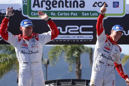 El festejo de Kris Meeke y su copiloto