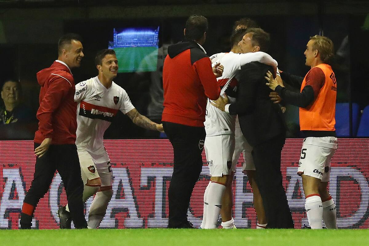 El festejo de Kudelka con los jugadores tras el gol de Insaurralde en la Bombonera; Newells empató 1-1 ante Boca