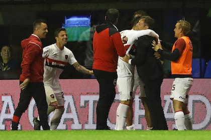 El festejo de Kudelka con los jugadores tras el gol de Insaurralde en la Bombonera; Newells empató 1-1 ante Boca