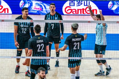 El festejo de la selección argentina ante Serbia, que encamina al equio de Marcelo Méndez para los Juegos Olímpicos