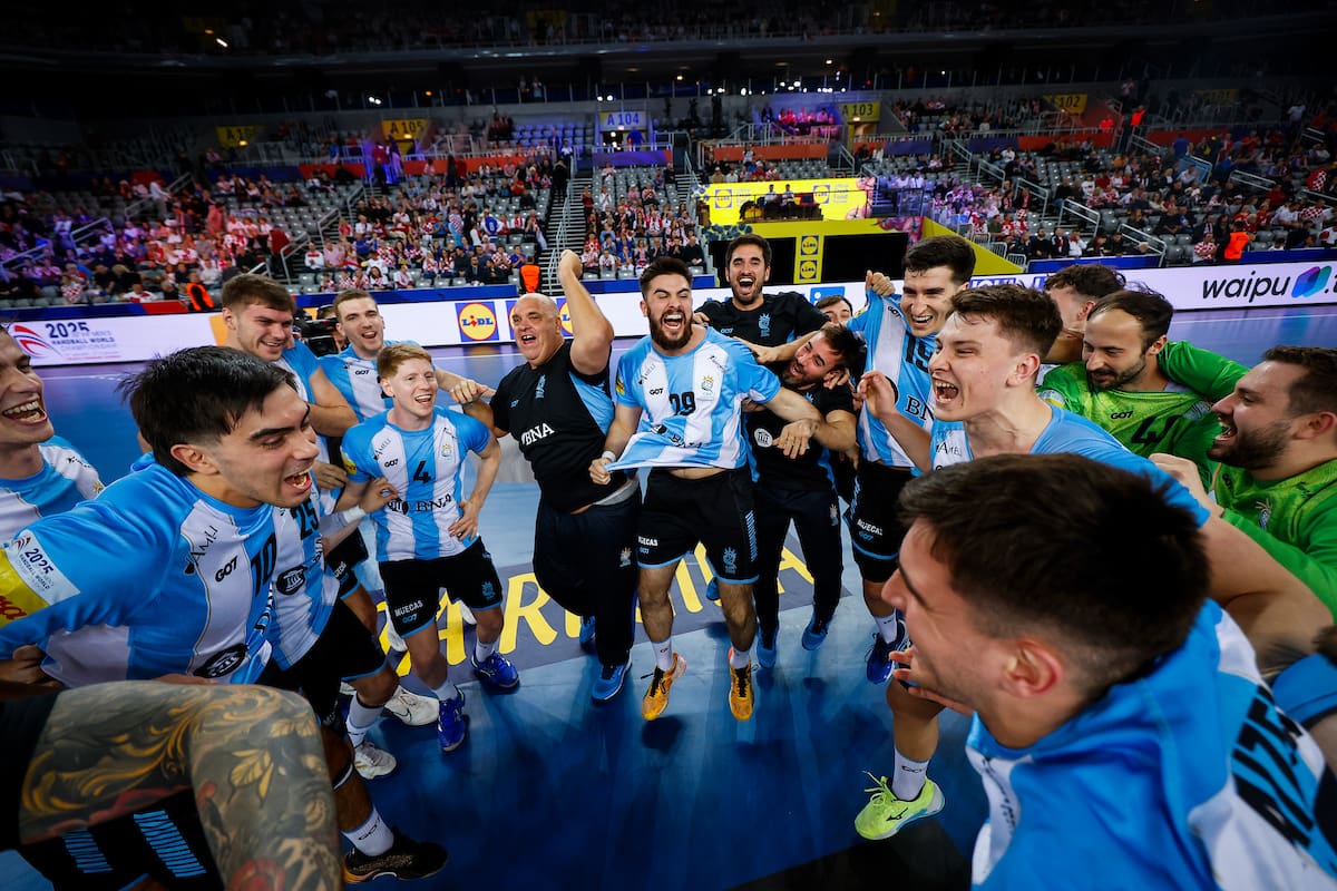 El festejo de la selección argentina de handball tras la clasificación.