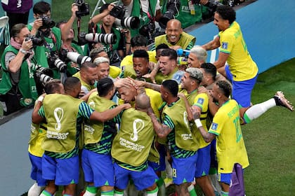 El festejo de la selección de Brasil por el segundo gol frente a Serbia; el equipo dirigido por Tite quedó puntero en su zona