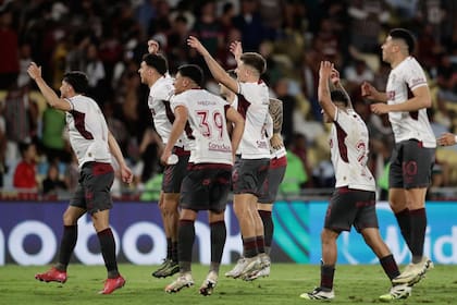 El festejo de Lanús de cara a los hinchas que acompañaron en el Maracaná y que fueron reprimidos por la policía de Río de Janeiro
