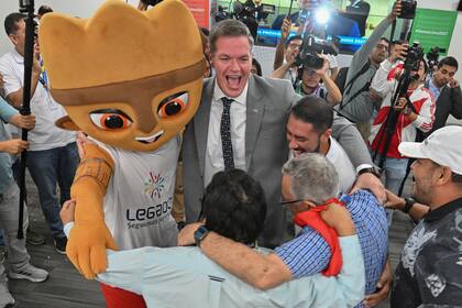 El festejo de las autoridades peruanas tras ganar la sede