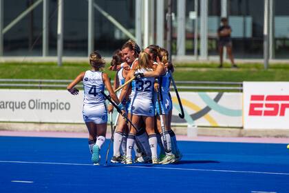 El festejo de las chicas de GEBA en el encuentro ante Santa Bárbara