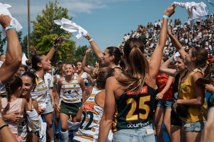 El festejo de las chicas de Lomas tras el triunfo ante San Fernando