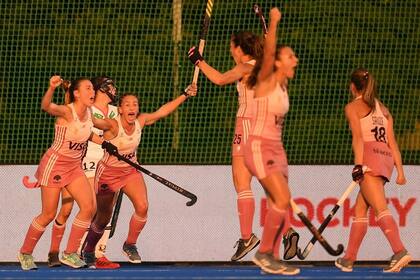 El festejo de las Leonas, que vencieron a Alemania.