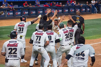 El festejo de Leones del Caracas luego de ganar el partido de desempate (Instagram:@Leones_cbbc)