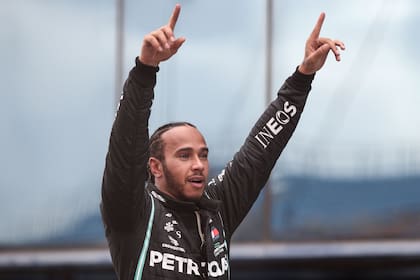 El festejo de Lewis Hamilton en Turquía; otra carrera fantástica, una trayectoria brillante