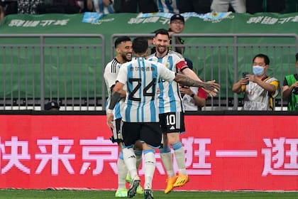 El festejo de Lionel Messi con sus compañeros tras su gol a Australia