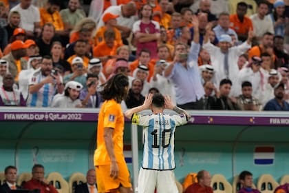 El festejo de Lionel Messi en el segundo gol, con una dedicatoria especial: el Topo Gigio hacia el banco de suplentes neerlandés, en uno de los cuartos de final del Mundial Qatar 2022.