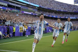 Messi pone arriba a la selección en el debut con una definición extraordinaria