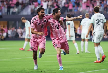 El festejo de Lionel Messi tras su gol 903